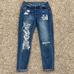 Light wash American Eagle tomgirl jeans